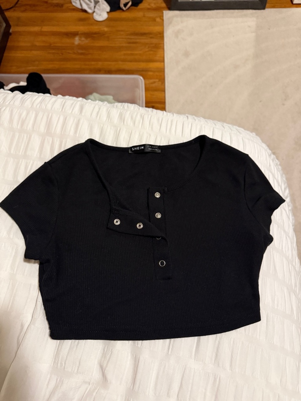 Black Short-Sleeve Ribbed Snap-Front Crop Top